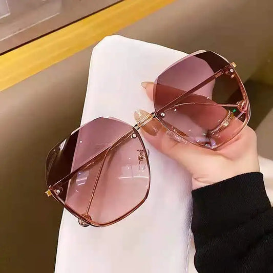 Luxus pur, unschlagbarer Style! Diese randlose Vintage-Pilotensonnenbrille ist ultraleicht, mit exklusiven Schnittgläsern & UV400-Schutz. Ein absolutes Fashion-Statement! Jetzt zuschlagen & dein Must-have sichern.