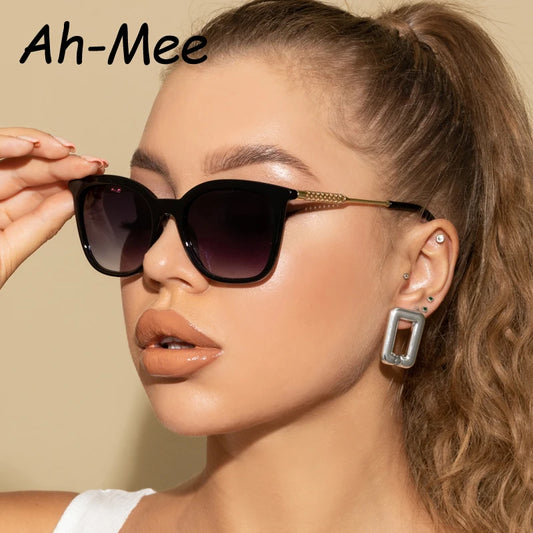 Klassische Vintage-Sonnenbrille – Retro trifft Eleganz! Leichter Legierungsrahmen, trendiges Design & UV400-Schutz für maximalen Style & Schutz. Perfekt für Männer & Frauen, die ein Statement setzen. Hol dir jetzt den ikonischen Look!