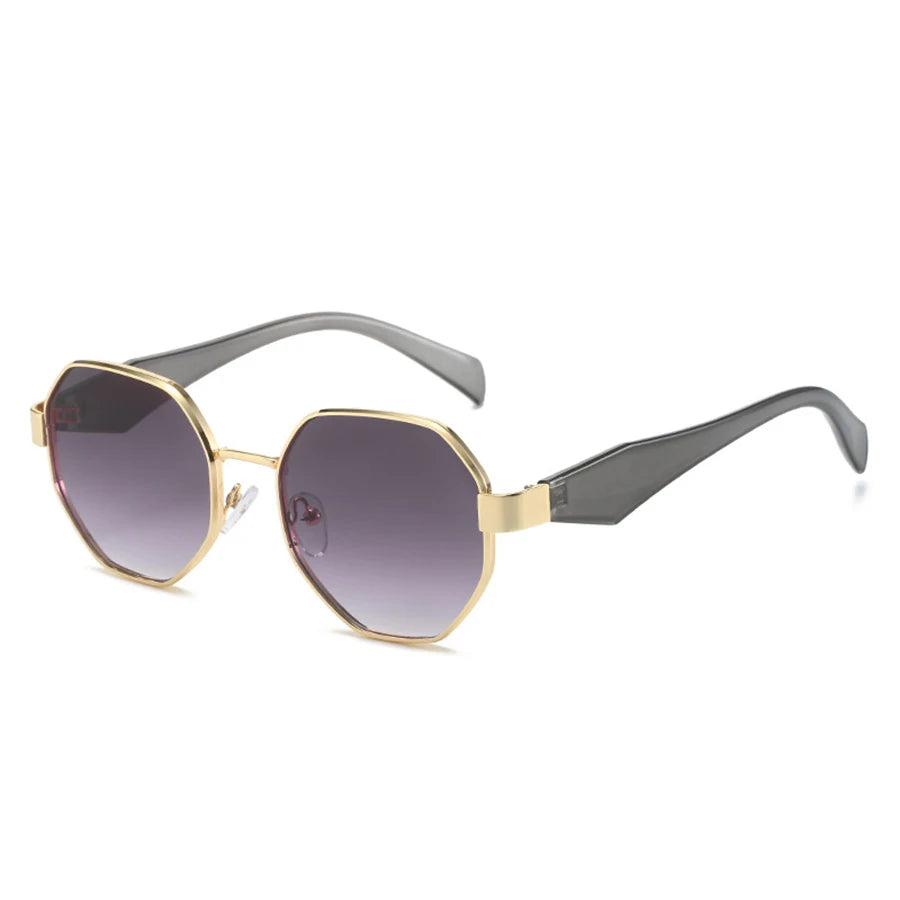 New Retro Sonnenbrille – Luxus & Style vereint! Polygonales Metallgestell, edles Design & UV400-Schutz für maximalen Komfort. Perfekt für Männer & Frauen, die Trends setzen. Gönn dir den Designer-Look – jetzt zuschlagen!