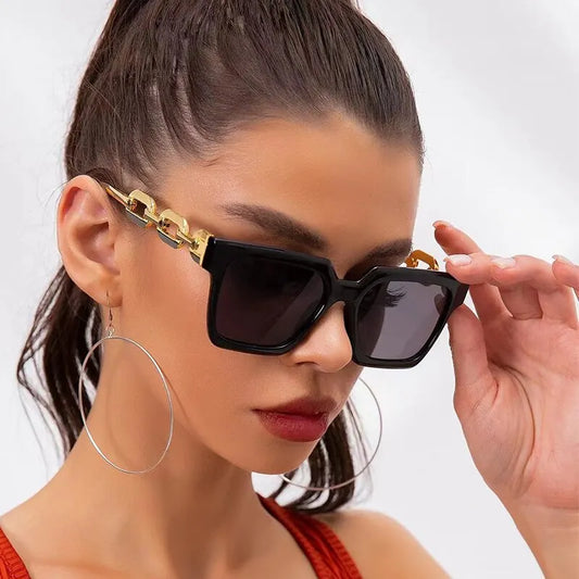 Stylische Retro-Sonnenbrille für Damen mit rechteckigem Vintage-Design. Hochwertige Markengläser bieten UV-Schutz. Perfekt für Modebewusste – ideal zum Fahren oder als trendiges Accessoire!