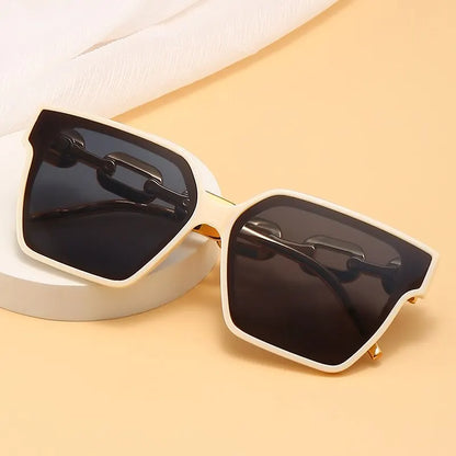 Stylische Retro-Sonnenbrille für Damen mit rechteckigem Vintage-Design. Hochwertige Markengläser bieten UV-Schutz. Perfekt für Modebewusste – ideal zum Fahren oder als trendiges Accessoire!