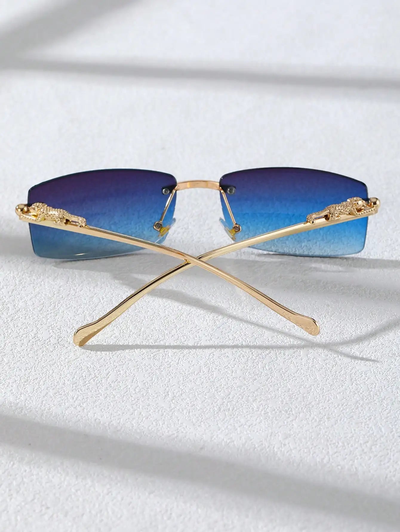 Stylische randlose Unisex-Brille mit elegantem Metallrahmen – modern, leicht & perfekt für Fashion-Looks oder Street-Style-Snaps. Ein Must-have für Trendsetter! Jetzt im Angebot: Wähle 1 oder 2 Stück & setze ein Statement!