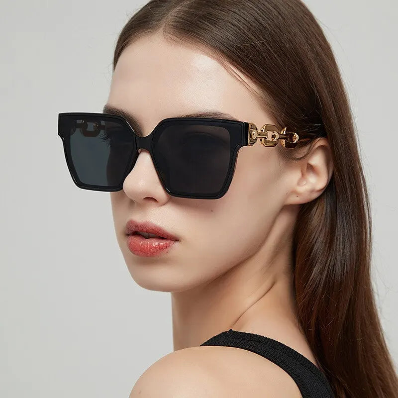 Stylische Retro-Sonnenbrille für Damen mit rechteckigem Vintage-Design. Hochwertige Markengläser bieten UV-Schutz. Perfekt für Modebewusste – ideal zum Fahren oder als trendiges Accessoire!